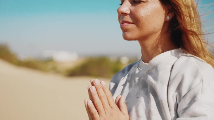 以瑜伽祈祷姿势冥想的女人