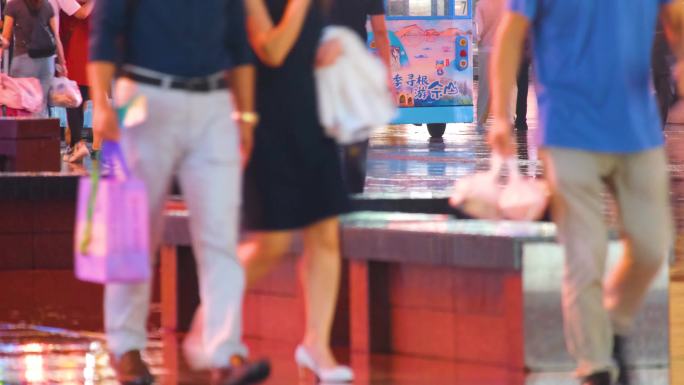 城市夜晚下雨天雨景人流夜景街景撑伞行人_