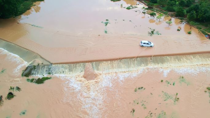 大雨后河水暴涨漫过道路水土流失泥水浸漫