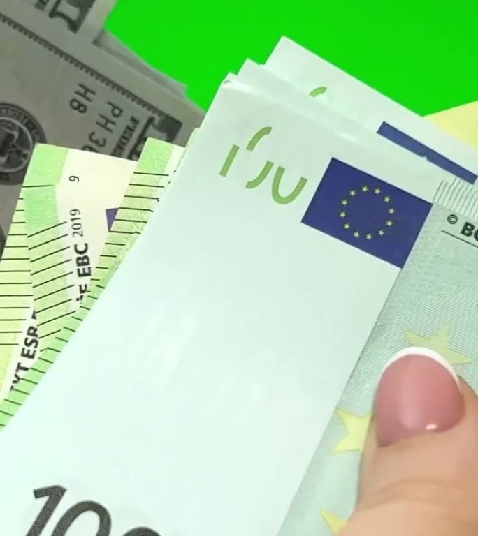 外汇兑换处将欧元兑换成美元前景中的妇女认为100欧元纸币100欧元纸币只手兑换汇率涨跌的欧美财富货币