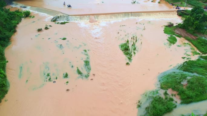 大雨后河水暴涨漫过道路水土流失泥水浸漫