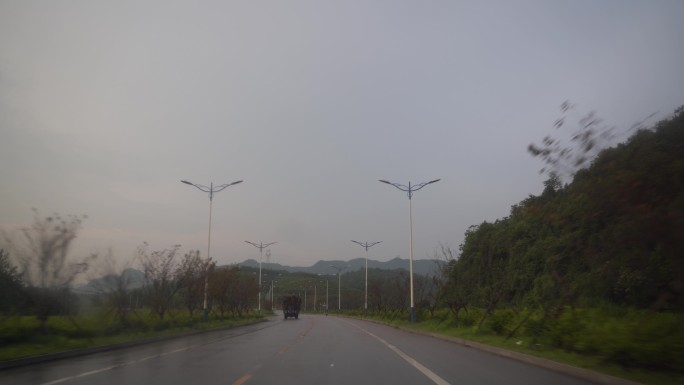 下雨天乡村公路行驶汽车记录仪驾驶第一视角