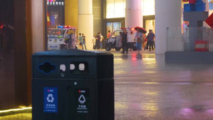 城市夜晚下雨天雨景人流夜景街景撑伞行人_