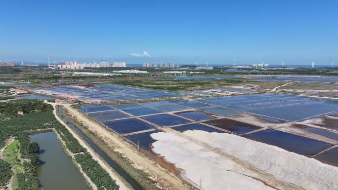 航拍山东荣成港西镇朝阳港南岸盐田秋季风景