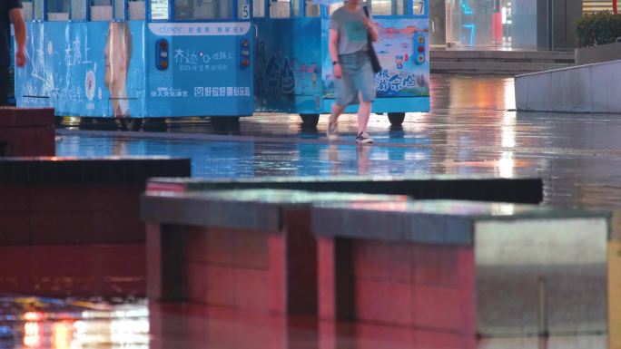 城市夜晚下雨天雨景人流夜景街景撑伞行人_