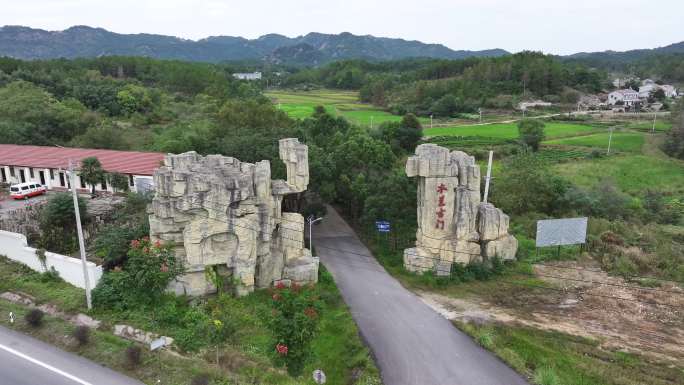 武汉黄陂已荒废多年的木兰古门景区门头