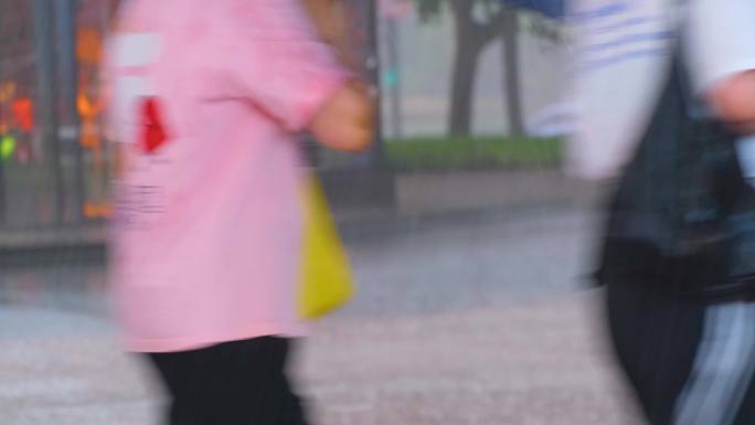 城市夜晚下雨天雨景人流夜景街景撑伞行人_