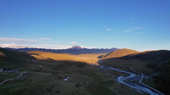 亚拉雪山日照金山