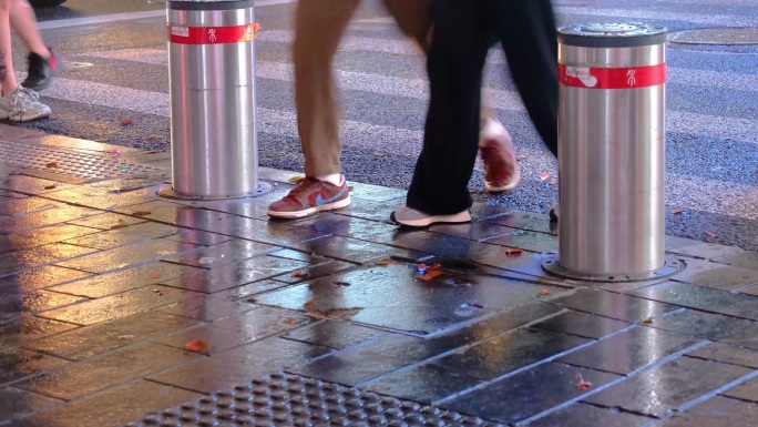 城市夜晚下雨天雨景人流夜景行人过马路街景