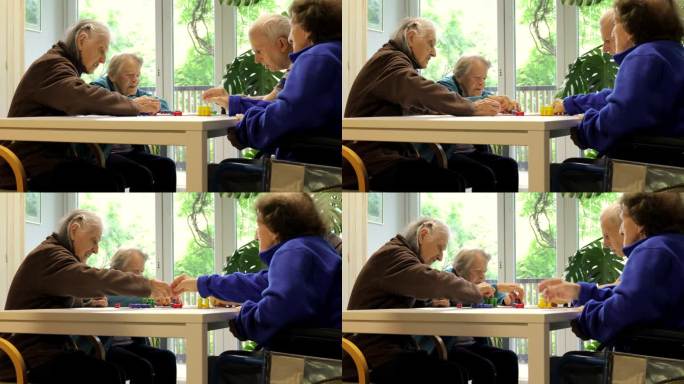 一群老年人在养老院玩棋盘游戏