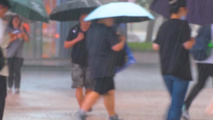 城市夜晚下雨天雨景人流夜景街景撑伞行人_