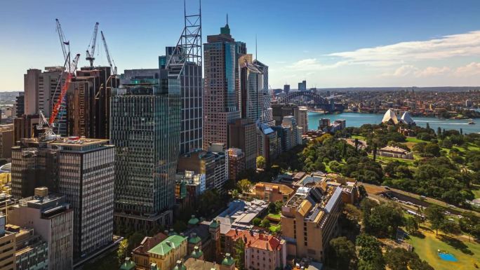 通过海港大桥、环形码头和悉尼海港的现代建筑群，俯瞰悉尼中央商务区上空的4K鸟瞰图