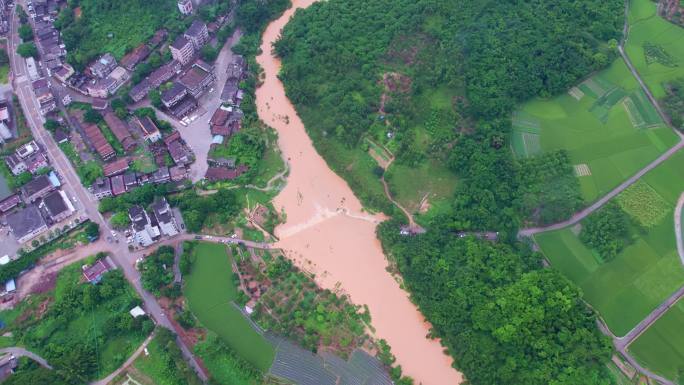 大雨后河水暴涨漫过道路水土流失泥水浸漫