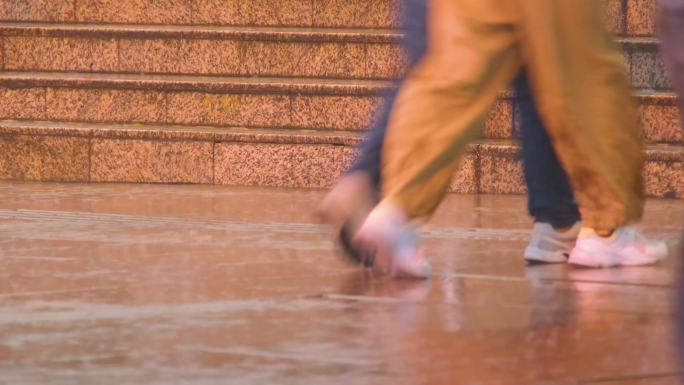 城市夜晚下雨天雨景人流夜景街景撑伞行人_