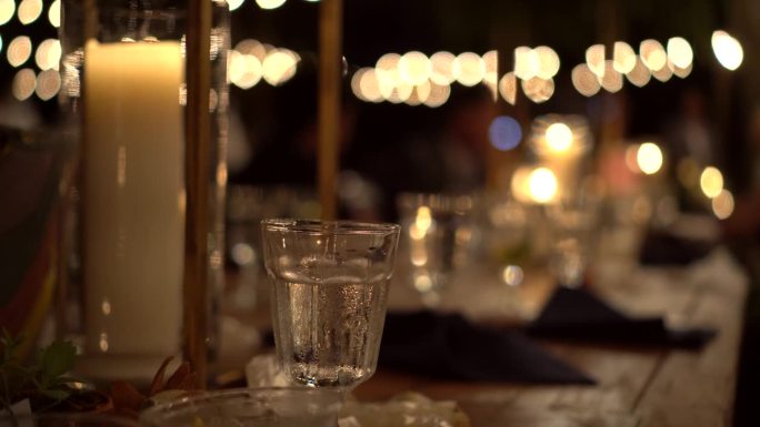 节日聚会庆祝之夜晚餐餐桌晚上浪漫烛光与公园4k