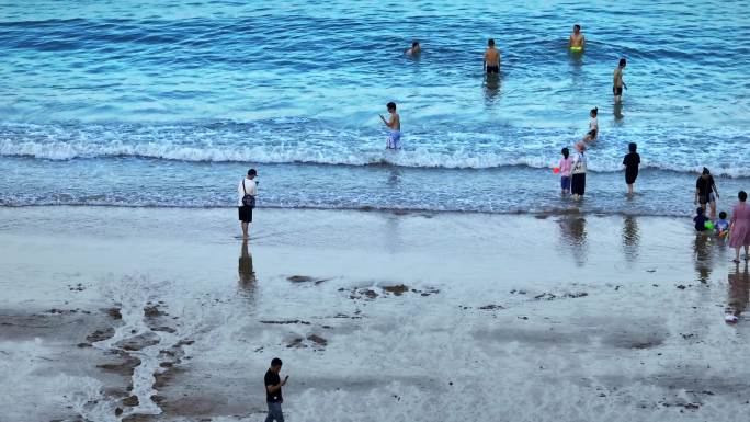 航拍海浪拍打沙滩 人群节假日游客