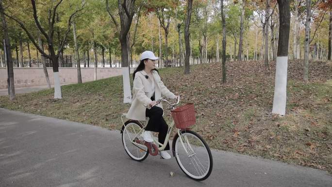 秋季公园女孩骑行