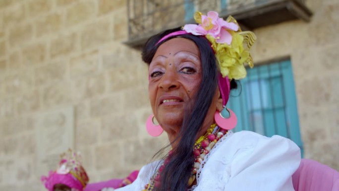 古巴哈瓦那老城的古巴老年妇女肖像
