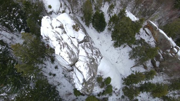 飞越白雪皑皑的悬崖山