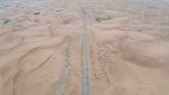 内蒙古阿拉善盟沙漠中公路航拍