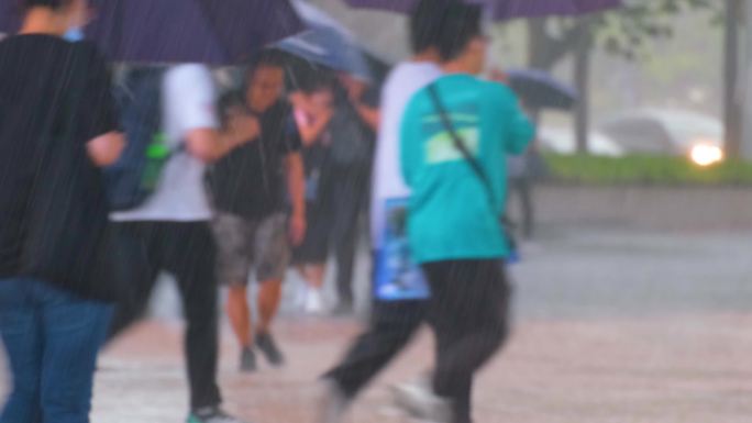 城市夜晚下雨天雨景人流夜景街景撑伞行人_