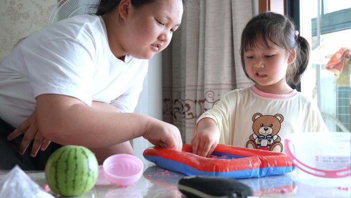 两位女孩子在玩彩泥