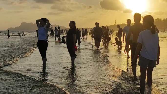 海边度假浪花汹涌澎湃海边玩耍观看沙滩散步