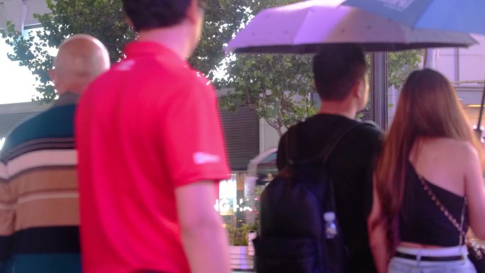 城市夜晚下雨天雨景人流夜景行人过马路街景