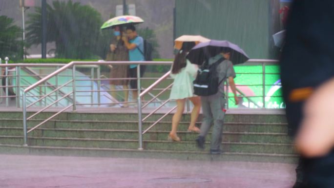 城市夜晚下雨天雨景人流夜景街景撑伞行人_