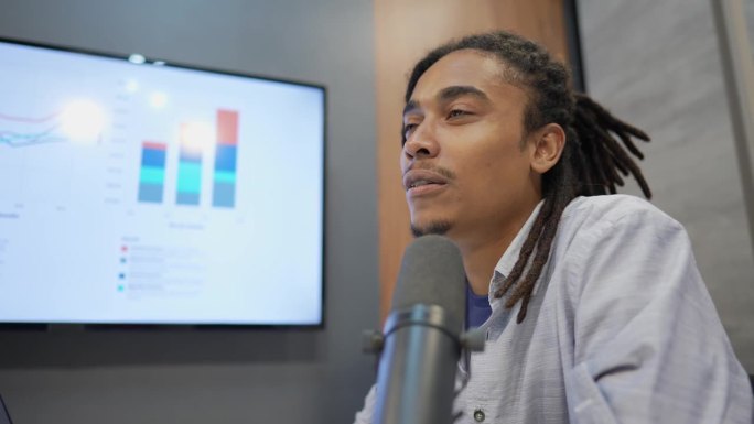一个年轻人在录制在线播客节目时说话