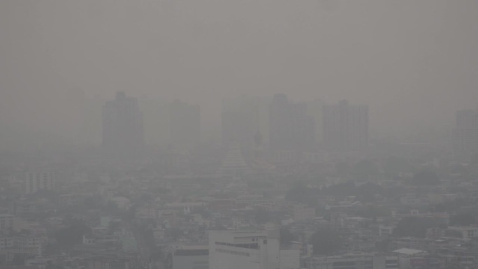 曼谷的城市景观被厚厚的灰尘和污染所掩盖