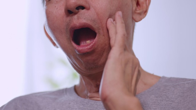 患有牙痛的亚洲老人。