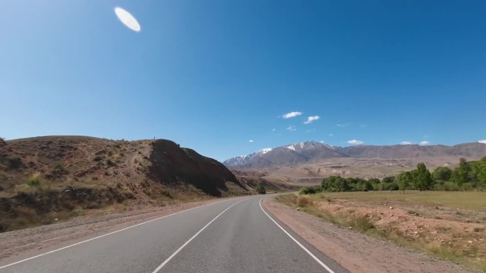 在中亚山区新柏油路上开车