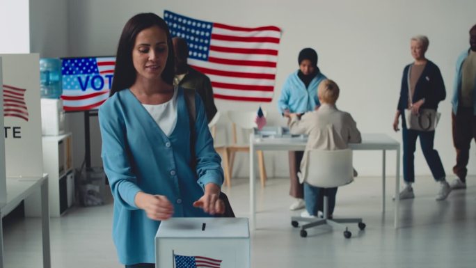 美丽的白人妇女在州公投中投票的肖像