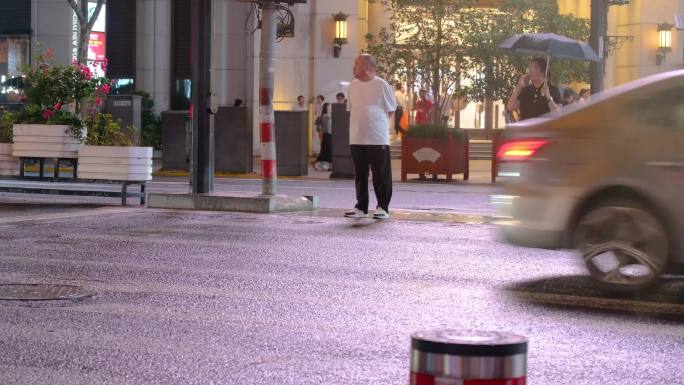 城市夜晚下雨天雨景人流夜景行人过马路街景