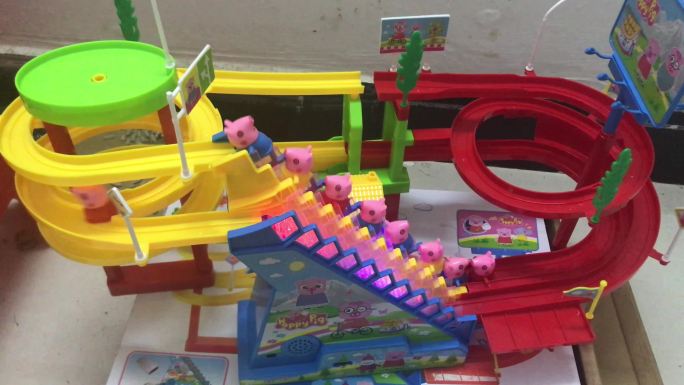 小猪佩奇爬楼梯自动轨道儿童电动玩具实拍