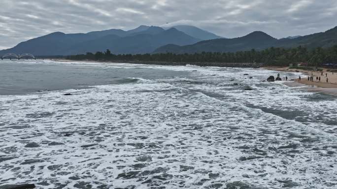 万宁日月湾海边冲浪