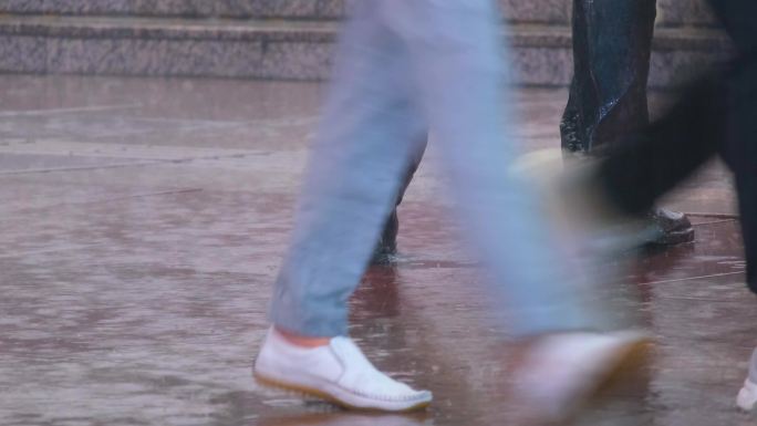 城市夜晚下雨天雨景人流夜景街景撑伞行人_