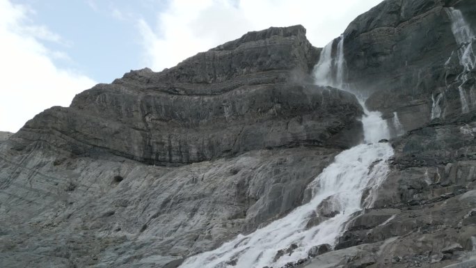 空中无人机观看贾斯珀国家公园的瀑布