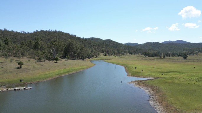 澳大利亚昆士兰州农村的小溪和农田