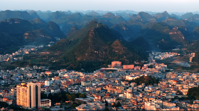 安顺镇宁城市黄昏全景 喀斯特山地与城市