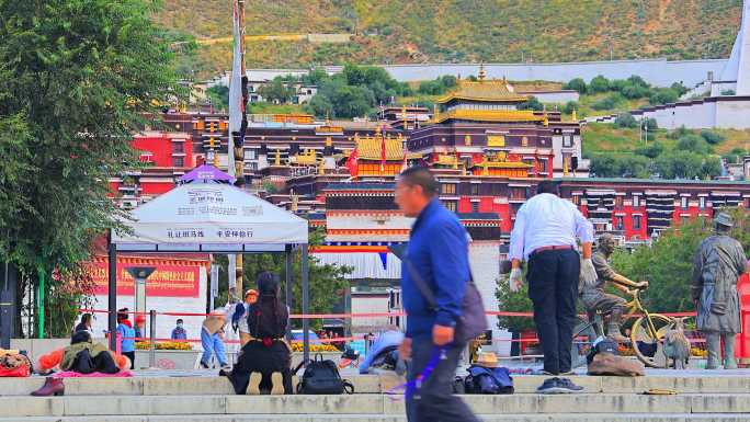 西藏日喀则扎什伦布寺磕长头藏传佛教