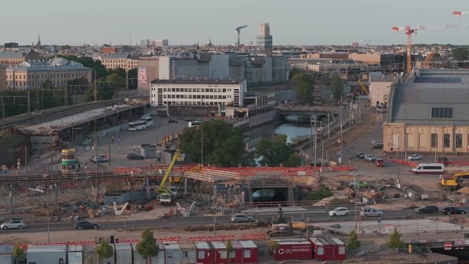 在里加市中心建设波罗的海铁路项目。