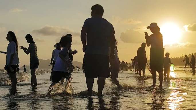海边游客剪映晨曦沙滩夕阳海岸海边游玩游客