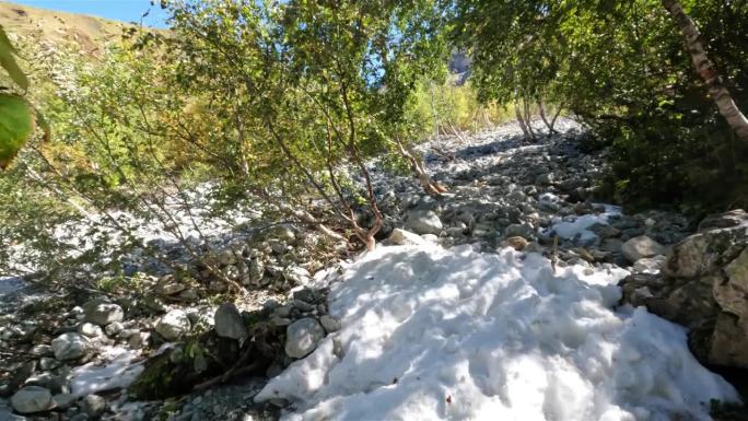 夏季，阿尔赫兹山脊的岩石旅游路线上积雪