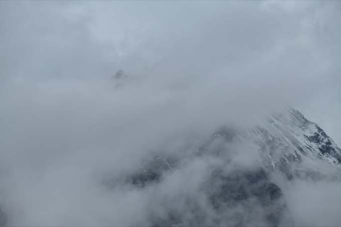 8K山顶云雾环绕大气开场