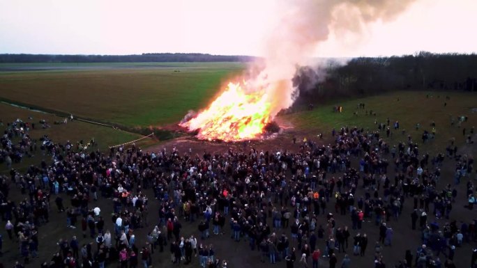 当地人聚集在一个大篝火旁。