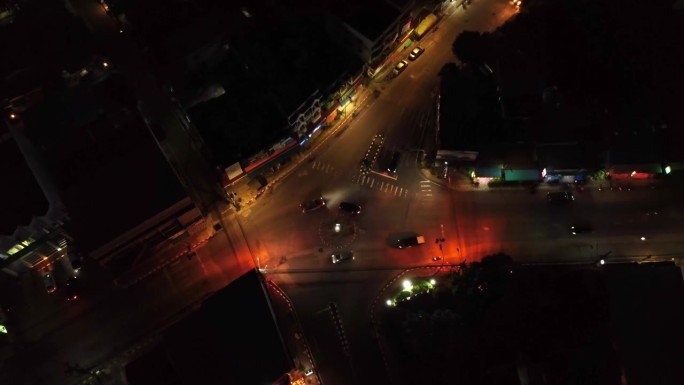 俯视图延时。在繁忙的城市环岛捕捉夜间交通的动态。