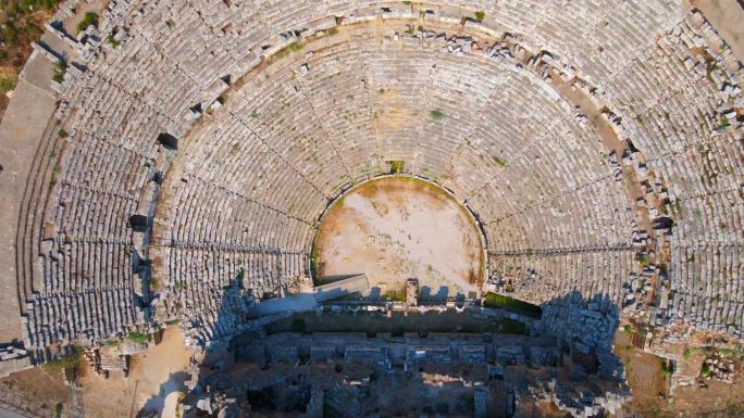 在这段迷人的航拍视频中，佩尔热古城的遗迹映入眼帘，在历史遗迹中展示了一个令人惊叹的圆形剧场。这个圆形