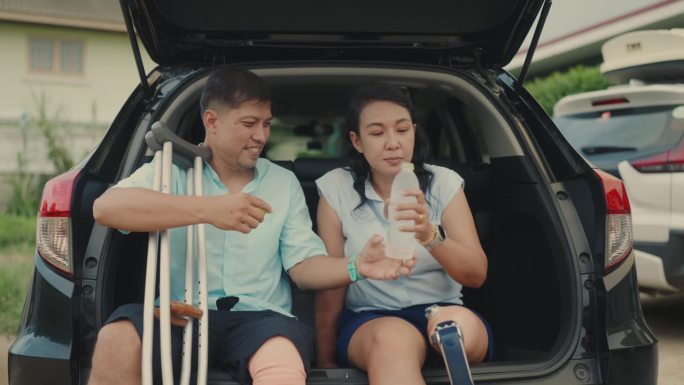 亚洲残障夫妇在汽车行李箱中的亲密关系|关系与团聚